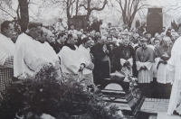 Fotografie z publikace o Š. Trochtovi, pohřeb