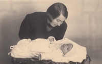 Vilém Hofman with his mother, 1937