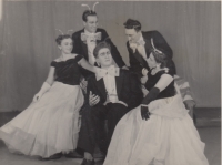 Vilém Hofman jako motýl Felix při představení hry Ze života hmyzu, cca 1975