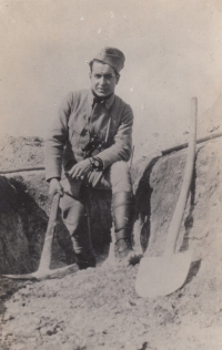 Prastrýc Václav Dostál v zákopech před bitvou u Arrasu, kde padl, 1915