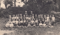 Vilém Hofman in first grade - first from the right in the middle row

