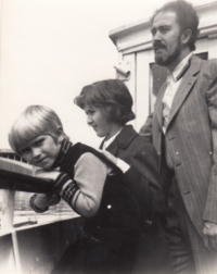 Vilém Hofman s dcerou Michaelou a synem Davidem, 1975