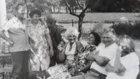 Janka Hamplová (vlevo) s manželem a přáteli, 60. léta 20. století.