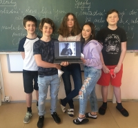 Žákovský tým Paměti národa při nahrávání vyprávění Ivana Látala