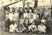 4. ročník základní školy v Hartmanicích, Věra Hřibová nahoře druhá zleva, učitel – otec pamětnice Karel Kremlička, 1943
