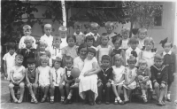Mateřská škola Usť Čorná, Věra Hřibová na klíně učitelky Slávky Pelantové, cca 1934