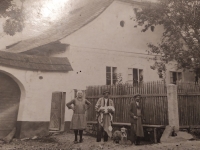 Rodina Josefa Bruzla na původním statku