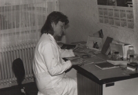 Při práci v laboratoři (1984)