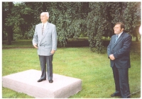 Při odhalení busty JUDr. Milady Horákové v České Lípě 27. 6. 1995. 