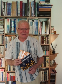 František Vízek s učebnicemi matematiky 