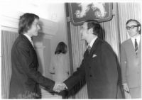 Jan Procházka u maturity, rok 1974, vlevo