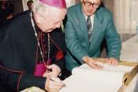Milan Čejka s arcibiskupem Karlem Otčenáškem, Libice nad Cidlinou, r. 1997