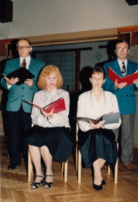Milan Čejka (vlevo) při recitaci, Svatovojtěšské milénium, r. 1997