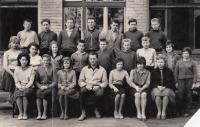 Milan Čejka první zleva v horní řadě - školní fotografie, Libice nad Cidlinou, r. 1964