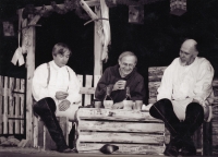 Dva muži v šachu v podání DS Vojan, r. 2000, Milan Čejka uprostřed