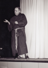 Dva muži v šachu v podání DS Vojan, r. 2000