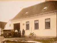 Dům Hybáškových v Dačicích, uprostřed Eugenie s rodiči, r. 1933