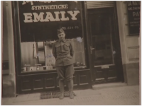 František Martínek před svým obchodem v ulici Pařížská 34, období mobilizace