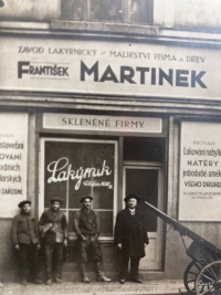 František Martínek st. v roce 1905 před svým obchodem se svými dělníky