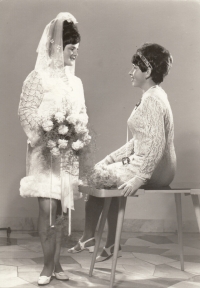 Marie Štráchalová roz. Pavelková jako nevěsta se sestřenicí z Lazišť Janou Vágnerovou (1968)