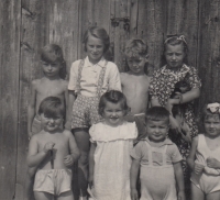 Marie Štráchalová (v první řadě v bílých šatech), bratr Vašík Pavelka (po její levici), sestra Jarka roz. Pavelková (s pejskem), r.1951