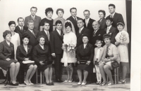 Svatba Marie roz. Pavelkové, matka Marie Pavelková sedící po levici nevěsty, otec Adolf Pavelka třetí zleva ve druhé řadě (1968)