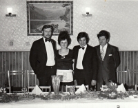 Marie Štráchalová s manželem Miroslavem Jelínkem (po její levici) a kolegy při práci číšnice v hotelu v Klatovech (70. léta 20. století)