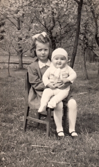 Marie Štráchalová born Pavelková on her sister Jarka´s lap (1946)
