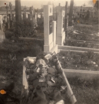 Utonulý Vašík Pavelka při posledním loučení (1954)