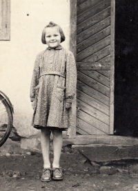 Marie Štráchalová v Lazištích (cca 1953)