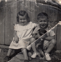 Marie Štráchalová s bratrem Vašíkem Pavelkou (1951)