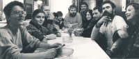 Členové střešovického evangelického sboru v restauraci v Hořicích na Nový rok 1987
