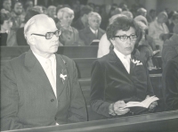 Rudolf a Eva Fendrychovi v kostele ve Střešovicích, 1980