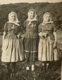 Witness as a married woman (in the center)