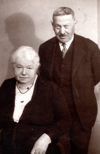 Prarodiče Leopold (zemřel 1930) a Terezie (zemřela 1942 v Treblince)