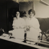 Marie Jakubíčková (vpravo) ve Stavoprojektu, 1970