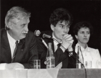 S Jiřím Dienstbierem (první zleva) – ministrem zahraničí ČSFR, beseda Občanského hnutí, po roce 1991