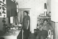 Josef Vopařil s dcerou v kuchyni v Makově