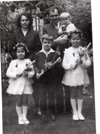 Rodina Suchárova u příležitosti prvního svatého přijímání, Brno 1965