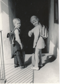 Se sestrou Maruškou do první třídy, Brno 1964