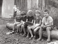 V létě na prázdninách u babičky v Pružině na Slovensku (druhý zprava se sestrami Evičkou a Maruškou), na houpačce sestra Helenka, 1966
