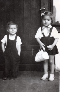 Se sestrou Maruškou, u babičky ve Zderaze, 1960 