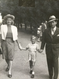 Pamětník s rodiči