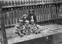 Jaroslav Kopáček (nejmenší dítě uprostřed), Doubrava, 1932