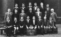 Foto absolventů jednoročního učebního kurzu v Ostravě-Hrušově, Jaroslav Kopáček druhý zleva dole, 1946