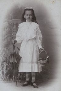 Maminka Anna Čermáková při Božím Těle v roce 1916