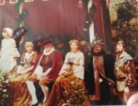 Marianna Pevná jako komparzistka při natáčení pohádky O princezně Jasněnce a létajícím ševci na Bouzově  