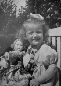 Marianna Pevná s panenkou, kterou držela v náručí na liberecké ulici během náletu