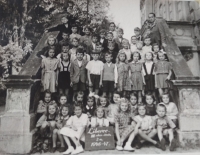 Marianna Pevná v 1. třídě (školní rok 1946-1947) v Liberci