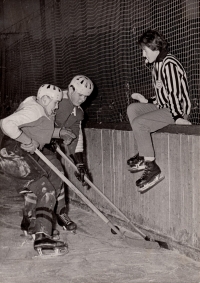 Marie Bednářová – hokejová rozhodčí, 1963